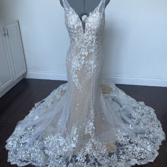 Trumpet Wedding Dress | Size 12 | Plunging V-Neck & Cathedral Train - Picture 5 of 6